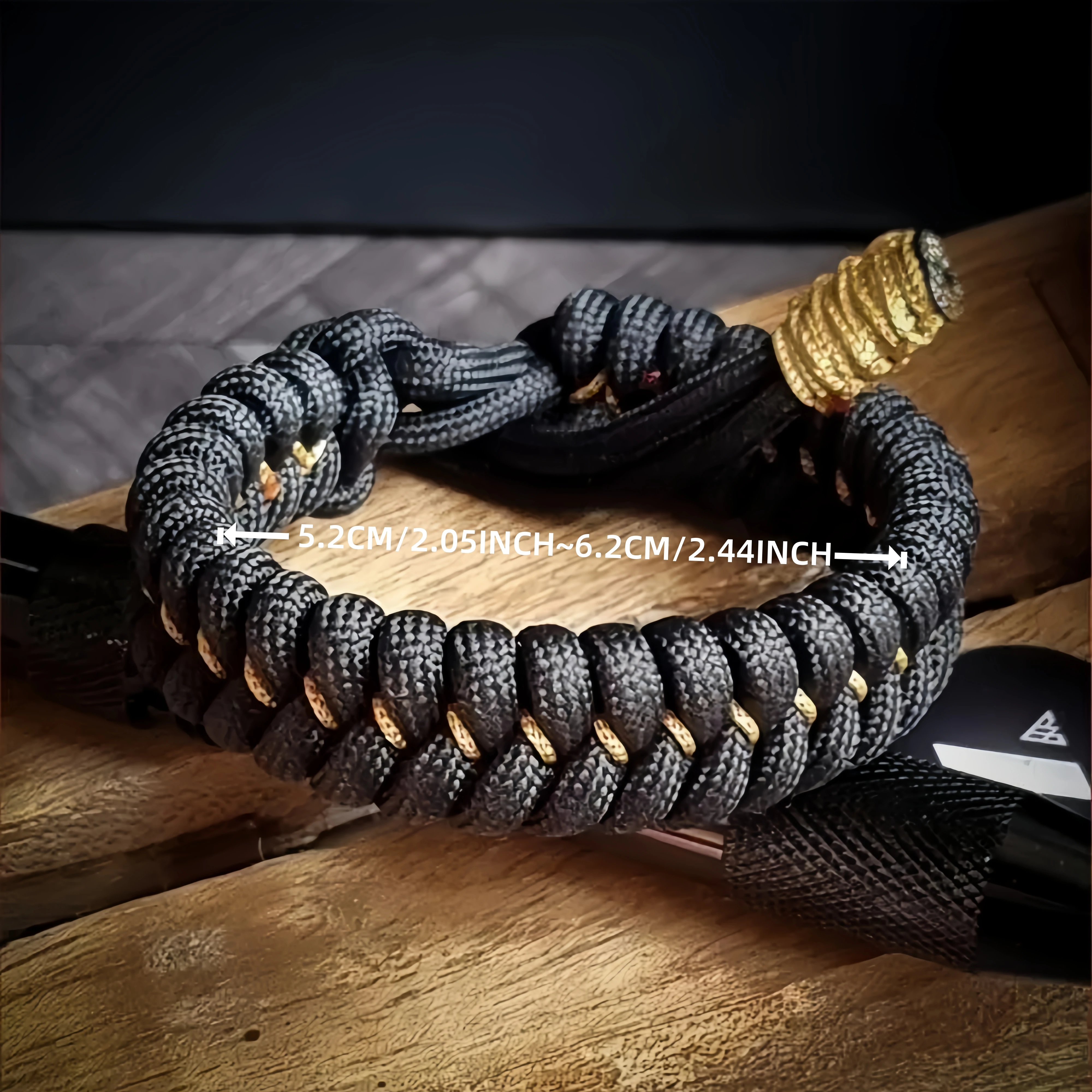 Handgefertigtes Herren-Armband aus schwarzem und goldenem Paracord, breit geflochten, taktische Outdoor-Überlebensausrüstung, langlebiger Sport- und Fitness-Schmuck, Geschenk – Detail 5