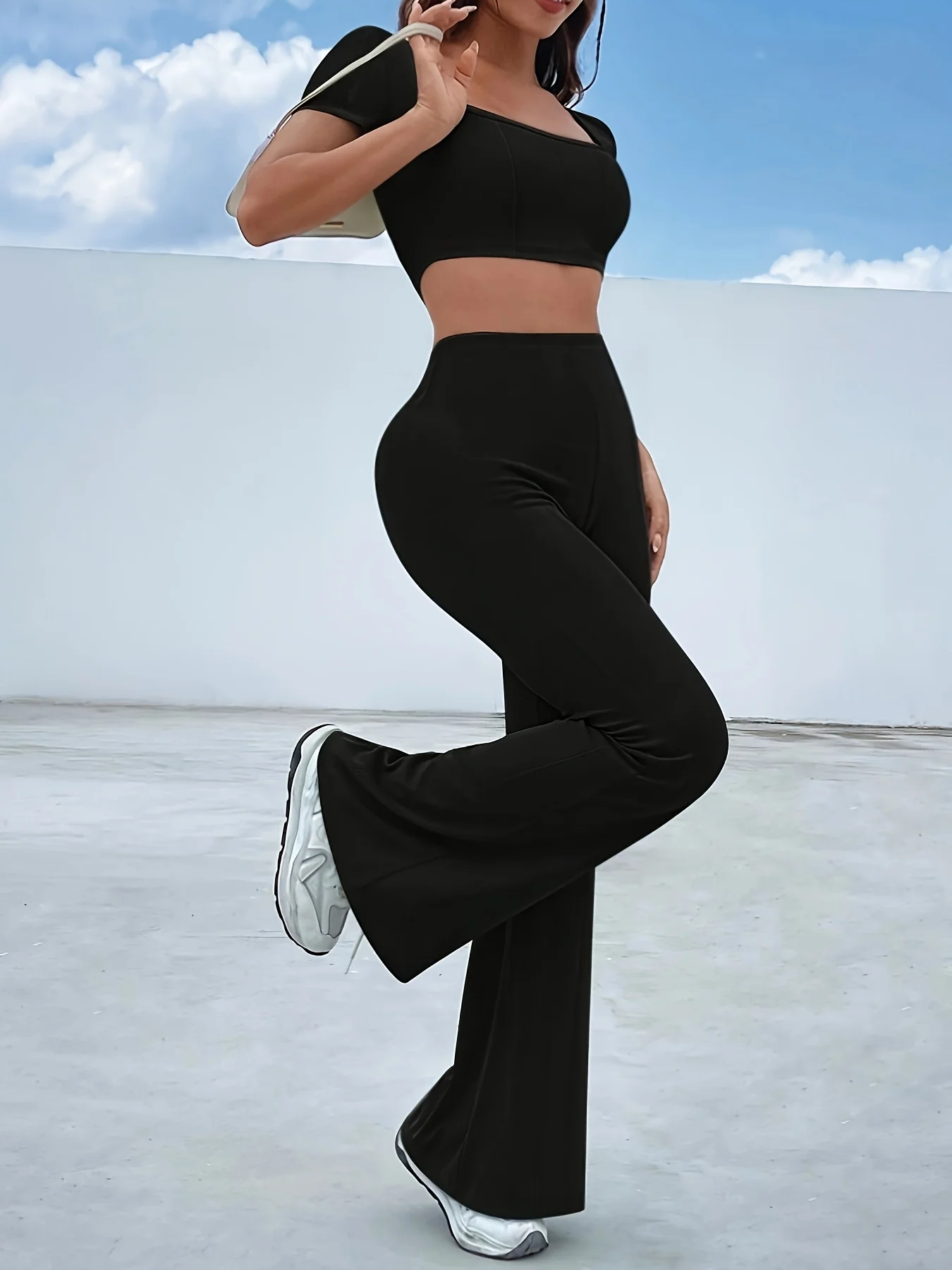 Czarne legginsy damskie na wiosnę, spodnie codzienne, lekko rozszerzane nogawki, elastyczny materiał z wysokim stanem dla komfortu.