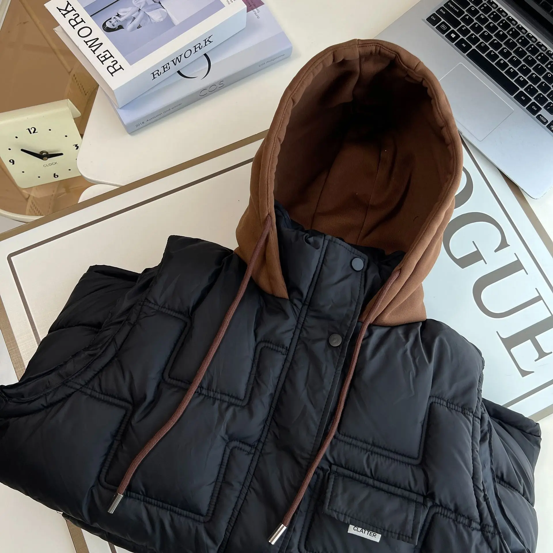 XXXXXL موضة حجم كبير المرأة سترة مبطنة 2025 الشتاء الكورية نمط وهمية قطعتين مقنعين الدافئة أكمام سستة سترة 6875