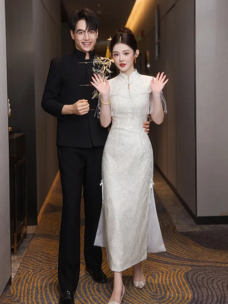The new Chinese-style wedding dress with a national trend toasting and dragon phoenix