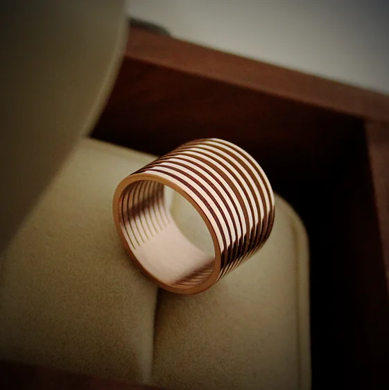 

Large Titanium Steel Spring Ring ex Neutral Rose Gold Color Faionable Wide Thumb Ring for Men And Women Punk Sle