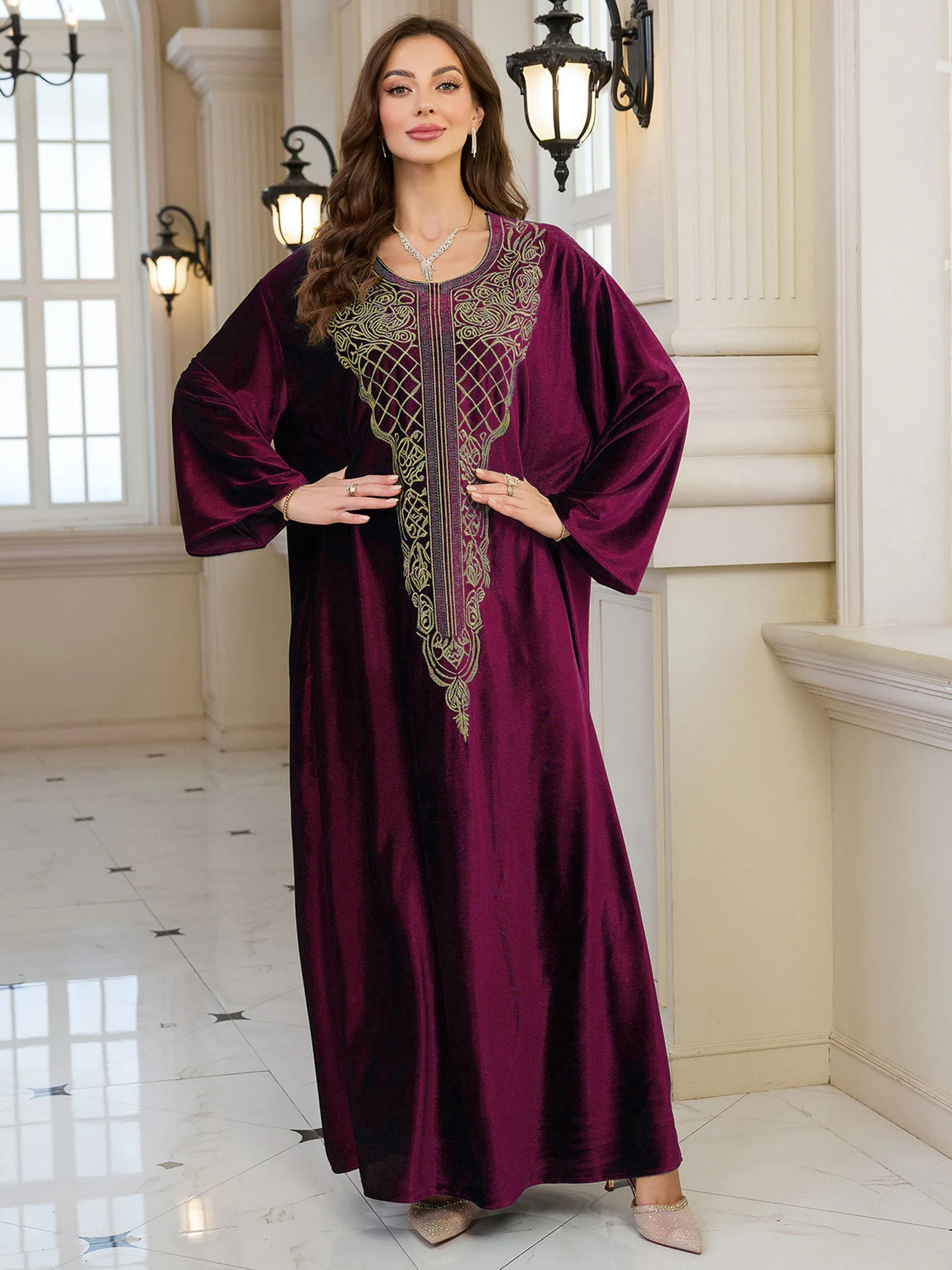 فستان سترة مخملي مطرز بنمط جديد أوروبي وأمريكي فضفاض كبير الحجم لقضاء العطلات على الشاطئ