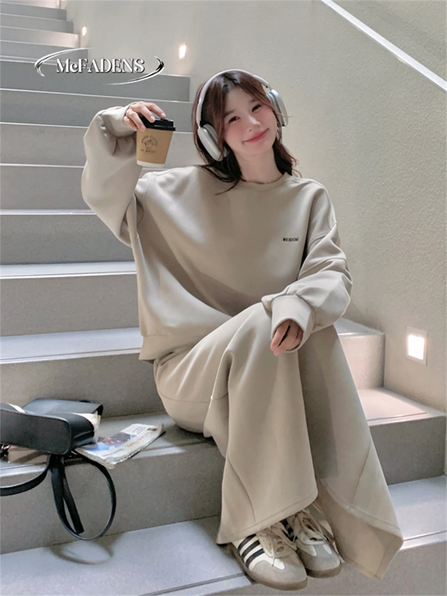 

Комплект из свитшота и юбки в стиле Lazy Style от Hong Kong Station: женский свободный повседневный комплект из двух предметов, визуально стройнящий, удобный, модный, весенний