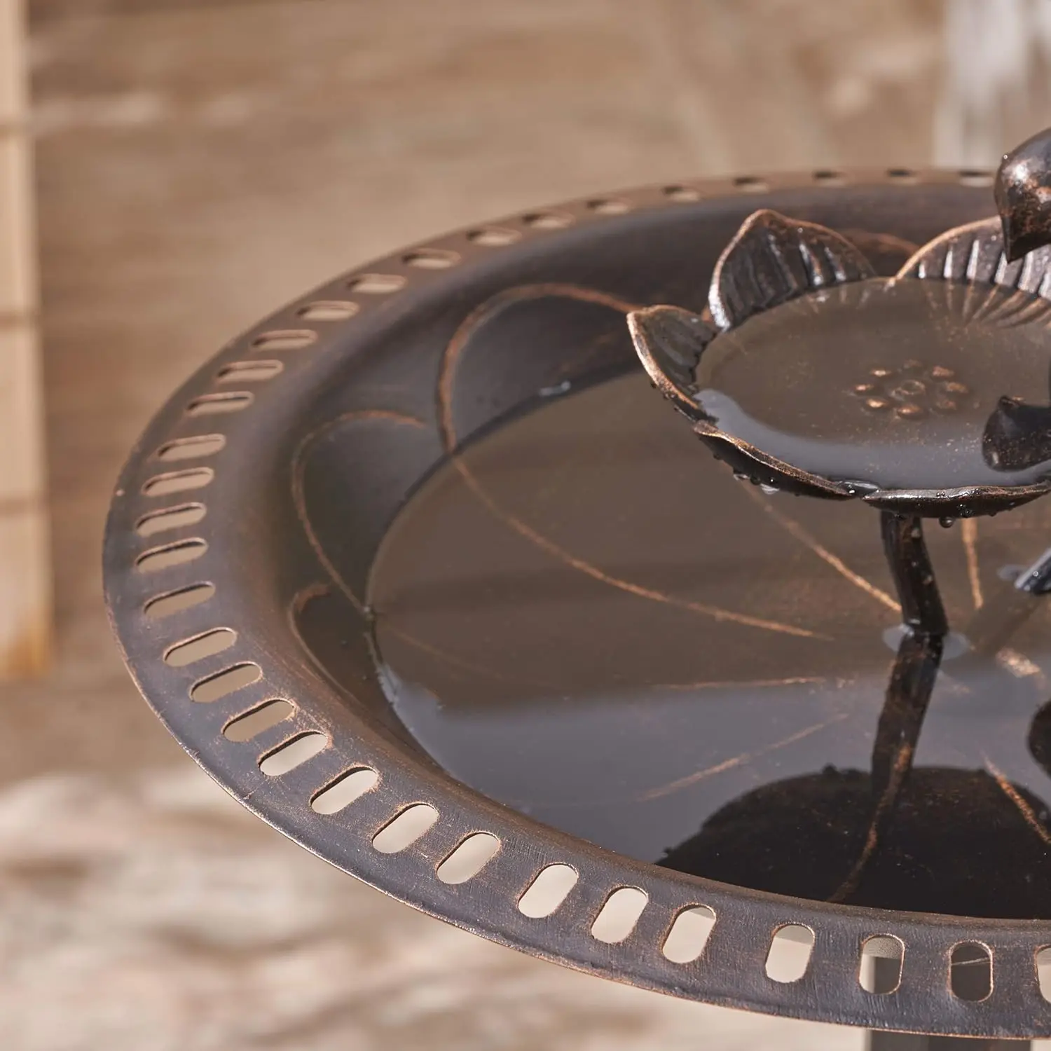 Elegante bagno per uccelli in rame per giardino, decorazioni per esterni in alluminio e ferro durevoli