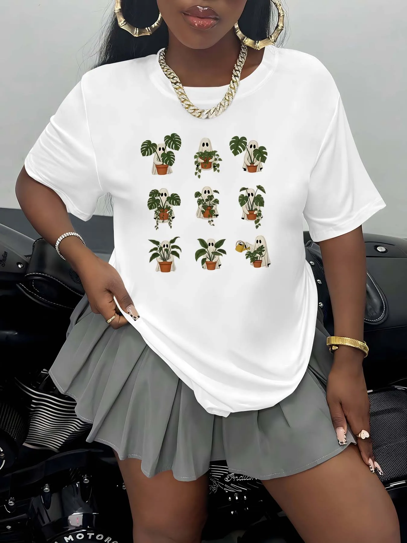 Pezzo di moda taglie forti con adorabili fantasmi che cura di piante in vaso Design che mescola l'estetica festiva divertente e delicata