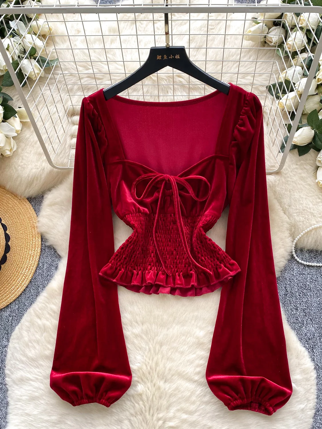 Aksamitna sukienka damska, modna, jesienno-zimowa, z paskiem w talii, rękawami typu latarnia, wiązana na kokardę, kwadratowy dekolt, dopasowany krój, bazowa sukienka.