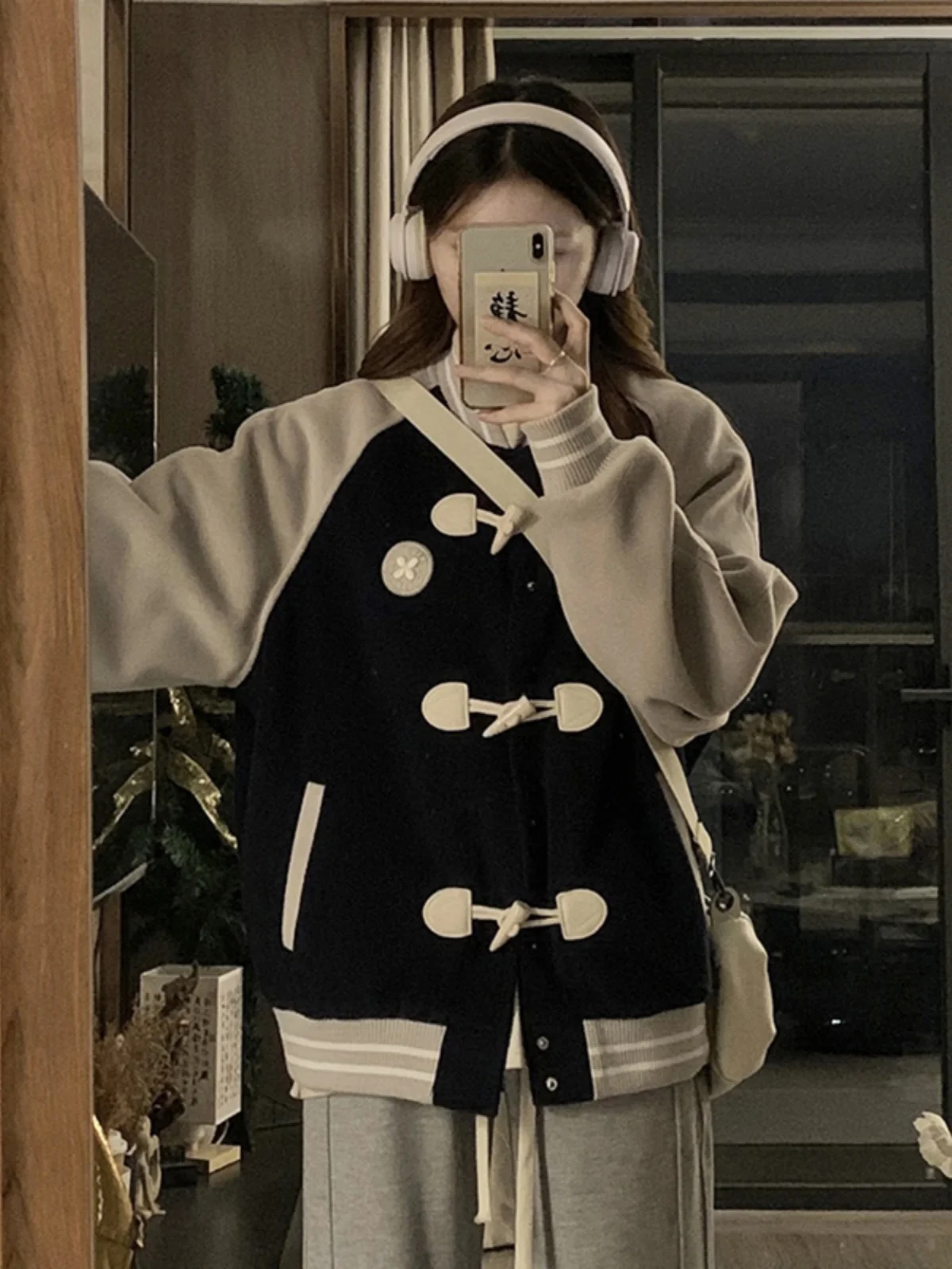 

Бейсбольные куртки для девочек и женщин: осенние, уютные, дышащие, средней длины, с капюшоном, утепленные, для невысоких, водонепроницаемые, с меховым воротником, мягкие, для активного отдыха, в стиле OL