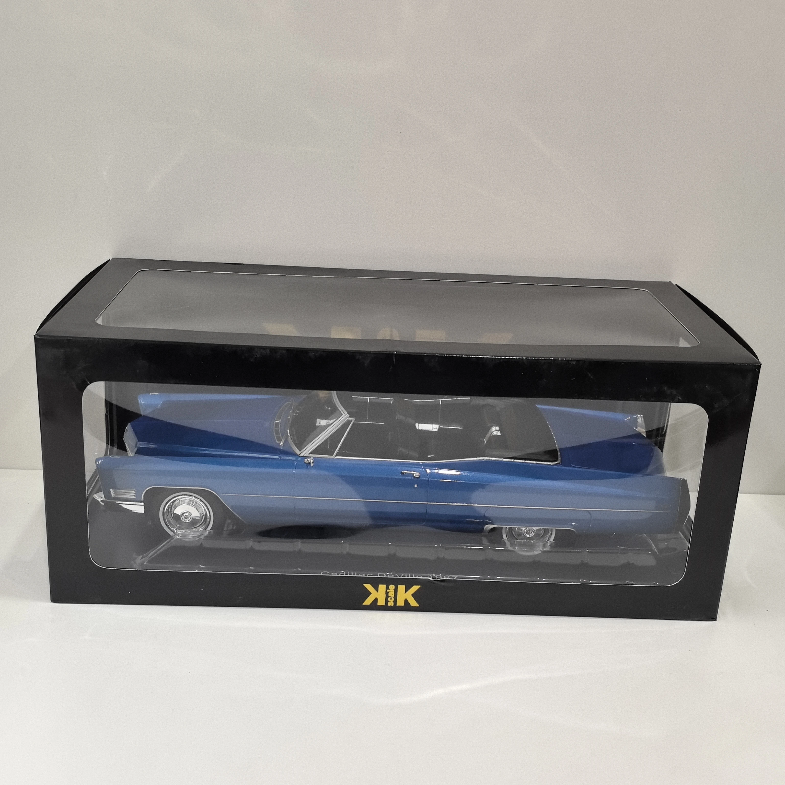 Model Cadillac Deville 1967 w skali 1/18, wykonany odlewniczo, kolekcjonerski model samochodu ze stopu, zabawka, prezent, pamiątka, ozdoba do ekspozycji.