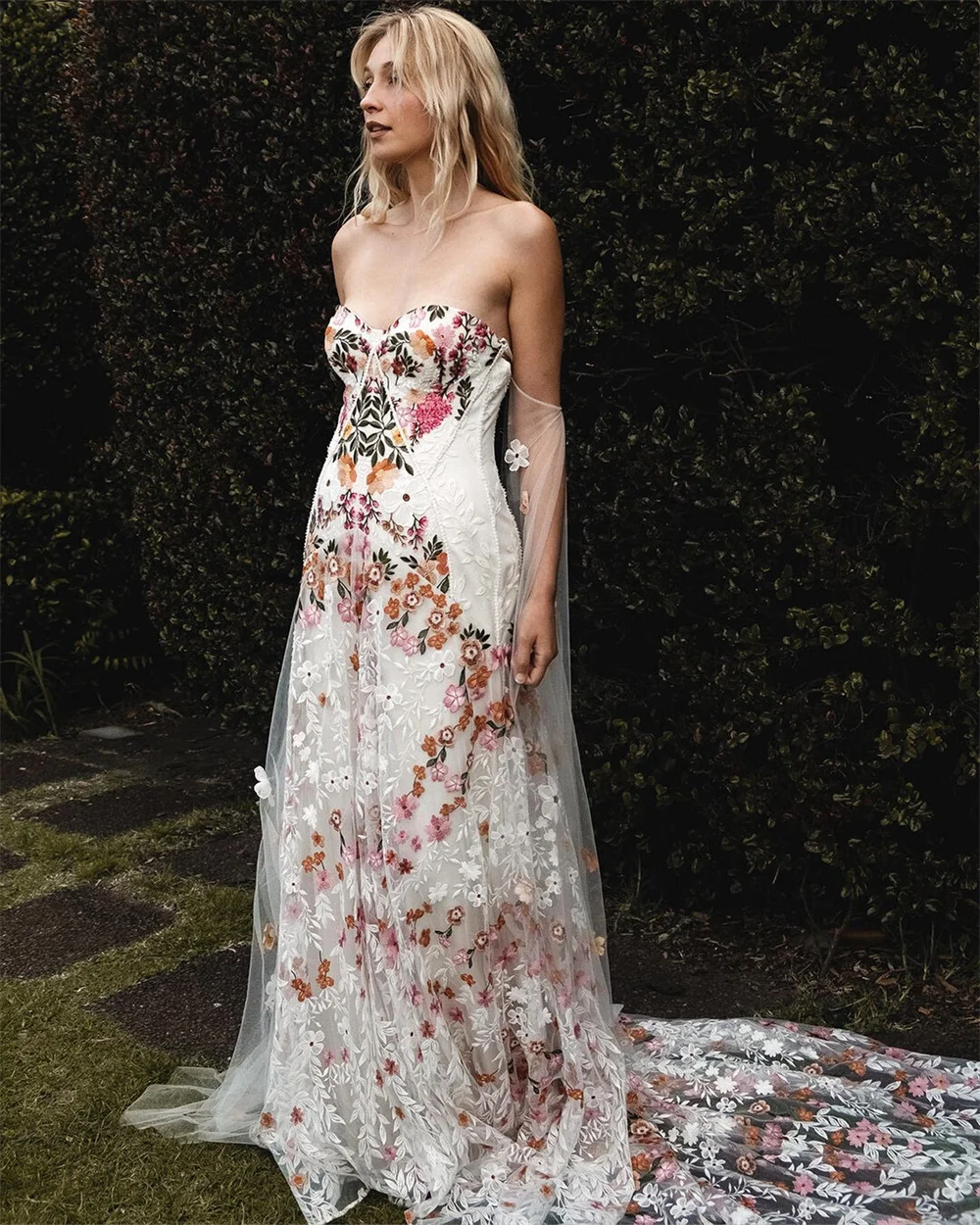 Sansa Foto reali Fiori colorati Ricamo Abito da sposa in pizzo Senza spalline Boho Abito da sposa personalizzato con schiena bassa Personalizzato 2024