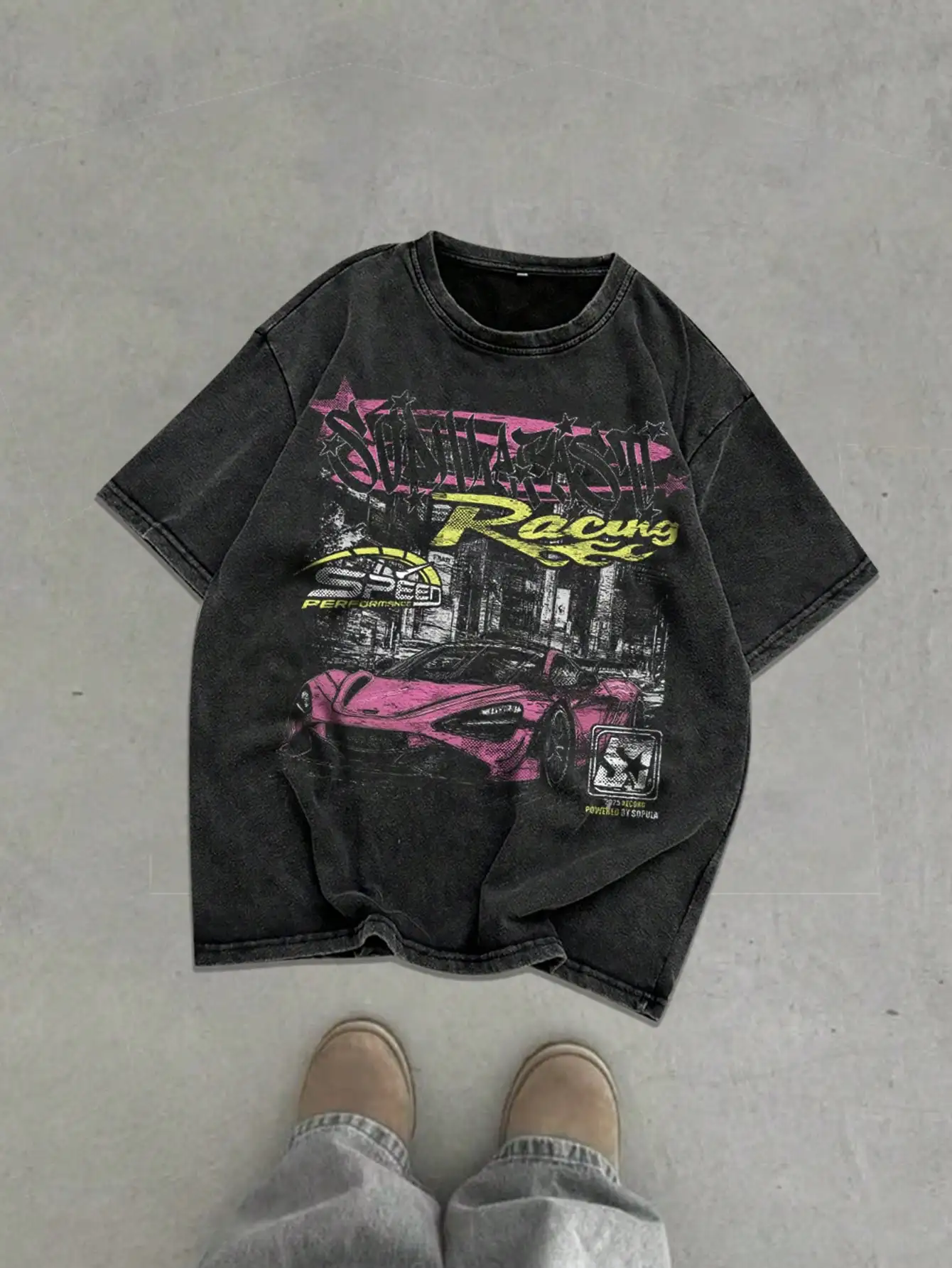 

Мужская винтажная футболка с эффектом потертости и графическим принтом - свободный крой, черный цвет с розовым принтом в виде автомобиля