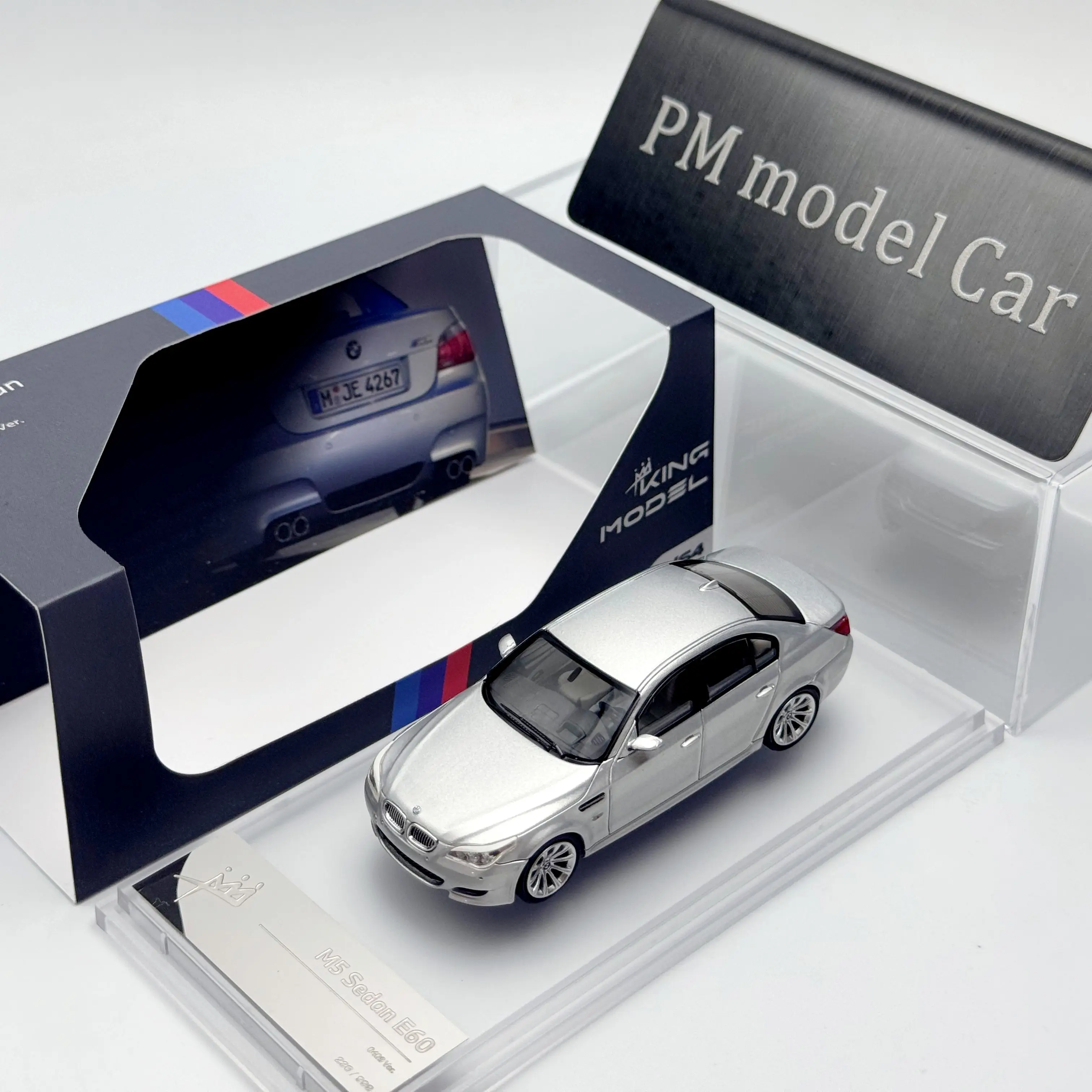 คิงโมเดล 1:64 BMW M5 E60 E61 ซาลูน ทัวริ่ง โมเดลรถหล่อโลหะผสม ของสะสม ของขวัญ