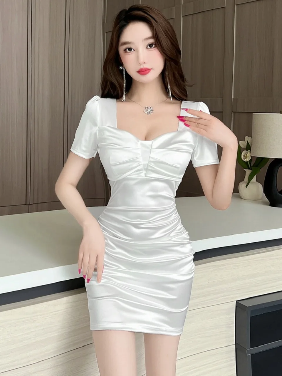 Elegancka, seksowna, satynowa sukienka bodycon z głębokim dekoltem, kwadratowym dekoltem, dopasowana, obcisła, letnia sukienka z poliestru dla kobiet.