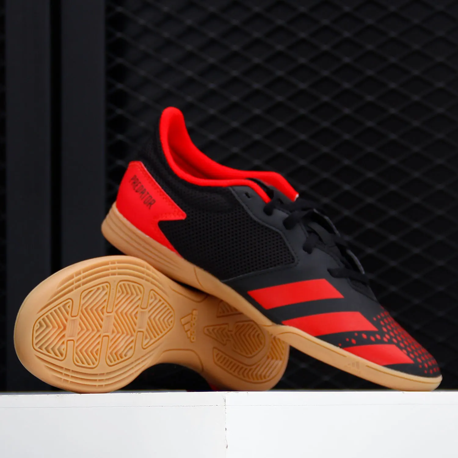 

Оригинальные детские удобные футбольные бутсы Adidas на шнуровке черного и красного цвета EF1979