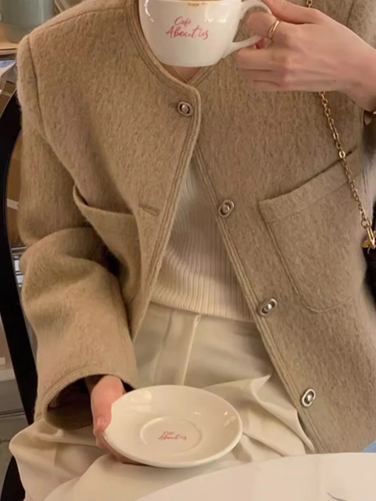 Elegancki płaszcz wełniany damski z okrągłym dekoltem, modny, w stylu koreańskim, dopasowany krój, idealny na jesień i zimę.