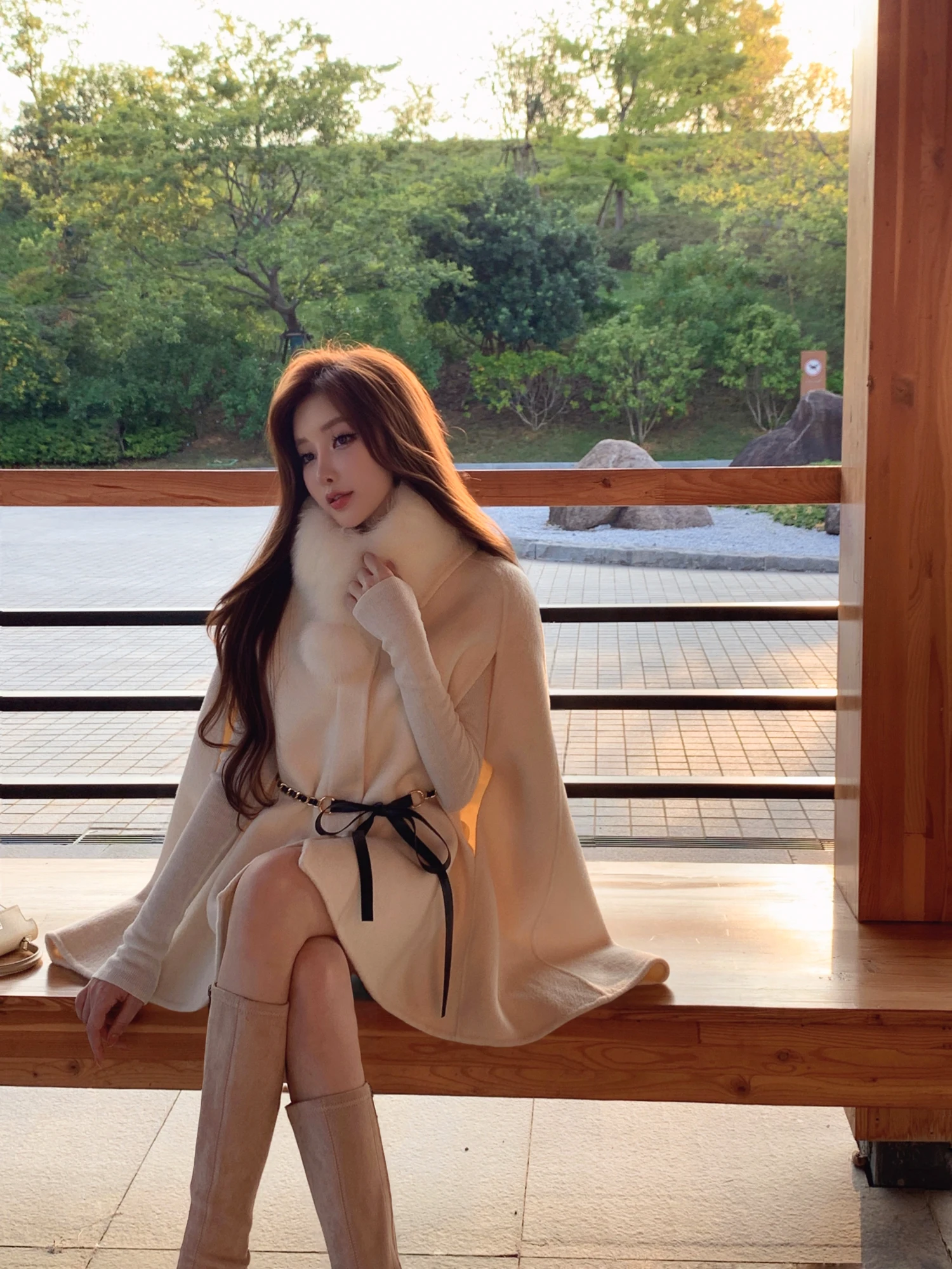 

JUNSTUDIO Initial Snow: Элегантное зимнее пальто-кейп из шерсти с меховым воротником для женщин