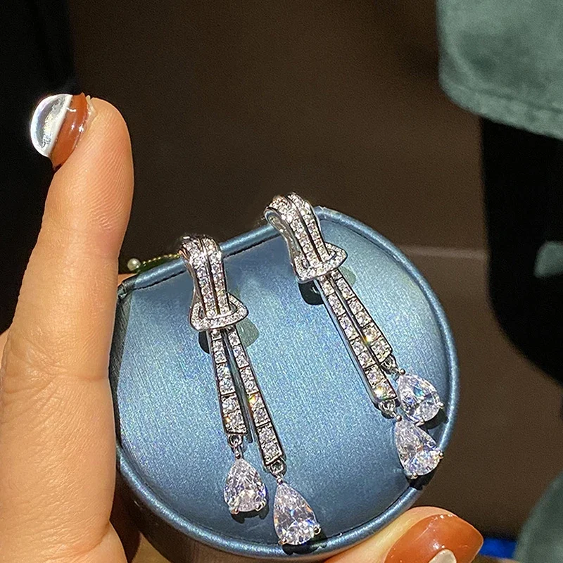 Huitan-pendientes colgantes de circonia cúbica para mujer, aretes largos con borlas ostentosas, joyería elegante para fiesta de boda, accesorios para la oreja, gran oferta