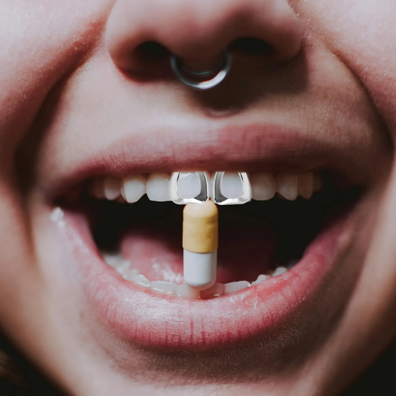 

2Pcs Silver Tooth Cap and Adjustable Hip Hop Grill for Halloween Vampire Fangs Cosplay Joke Teeth Party Costume Fake Grills