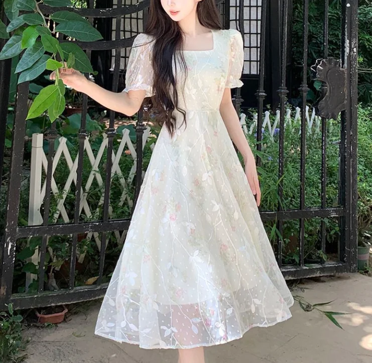 Jurk met vierkante hals in Franse stijl voor de zomer van 2025, nieuwe high-end dunne taille afslankende temperament a-lijn bloemen mesh-jurk