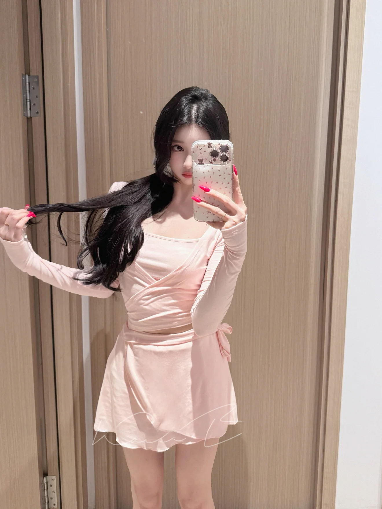 

Сексуальный комплект: топ с бретелями, юбка-полусолнце, маска. Модный комплект из двух предметов: юбка с разрезом и топ на завязках.