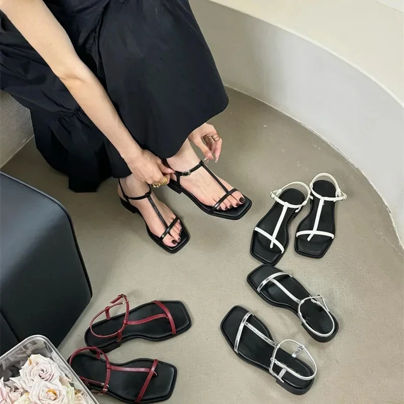 

Новинка 2023 года, женские сандалии-гладиаторы, модные женские сандалии на плоской подошве с застежкой на носок, уличные пляжные сандалии для отдыха, летняя женская обувь