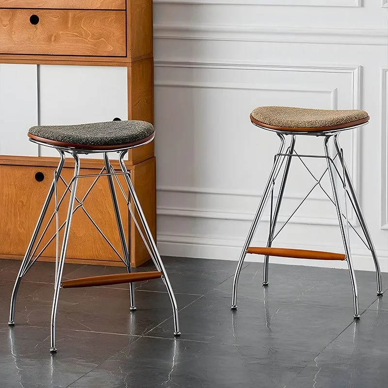 كرسي عشاء بار على الطراز القديم المتوسط، كرسي إبداعي على شكل سرج حديدي عتيق، حقيبة ناعمة، طاولة جزيرة، كرسي منزلي عالي الأرجل