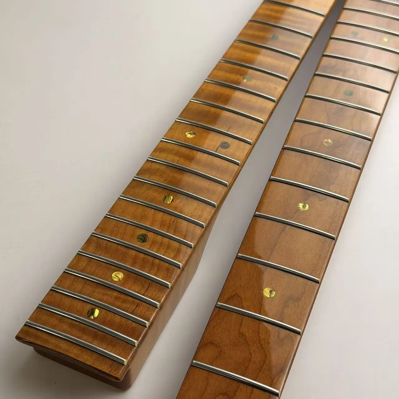 ST/TL-Style Gerösteter Flammenahorn-Gitarrenhals 22 Bünde Hochglanz-Finish Tele E-Gitarren-Hals Ersatzteil DIY-Zubehör – Detail 4