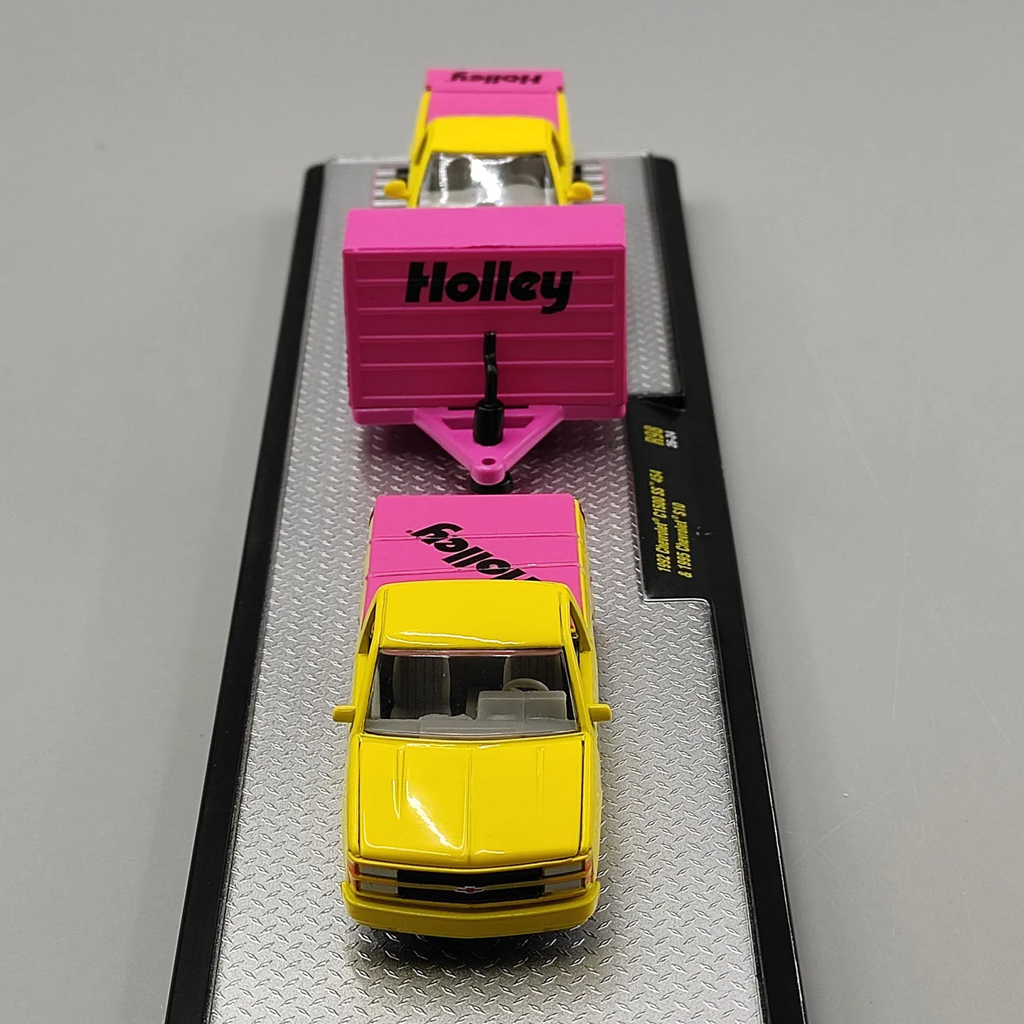 Diecast M2 1:64 Scale Chevrolet C1500 SS 1992 and Chevrolet S10 1995 Alloy Car Models view 4