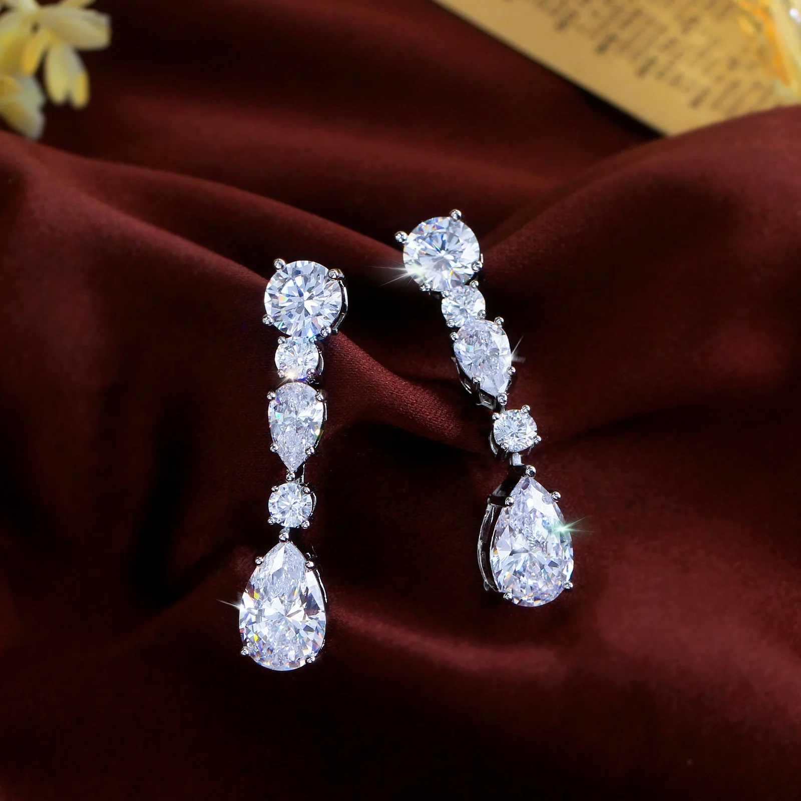 Pera Classic - Pendientes Largos de Circonita Cúbica Brillante de Alta Calidad con Forma de Gota de Agua para Mujer, Joyería para Bodas y Fiestas Nupciales DE041