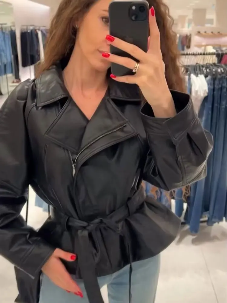 HH الخريف النساء حزام فو سترات من الجلد كم طويل التلبيب جاكيت زيبرا 2025 موضة الأسود بولي Leather معاطف جلدية سيدة الشارع الشهير