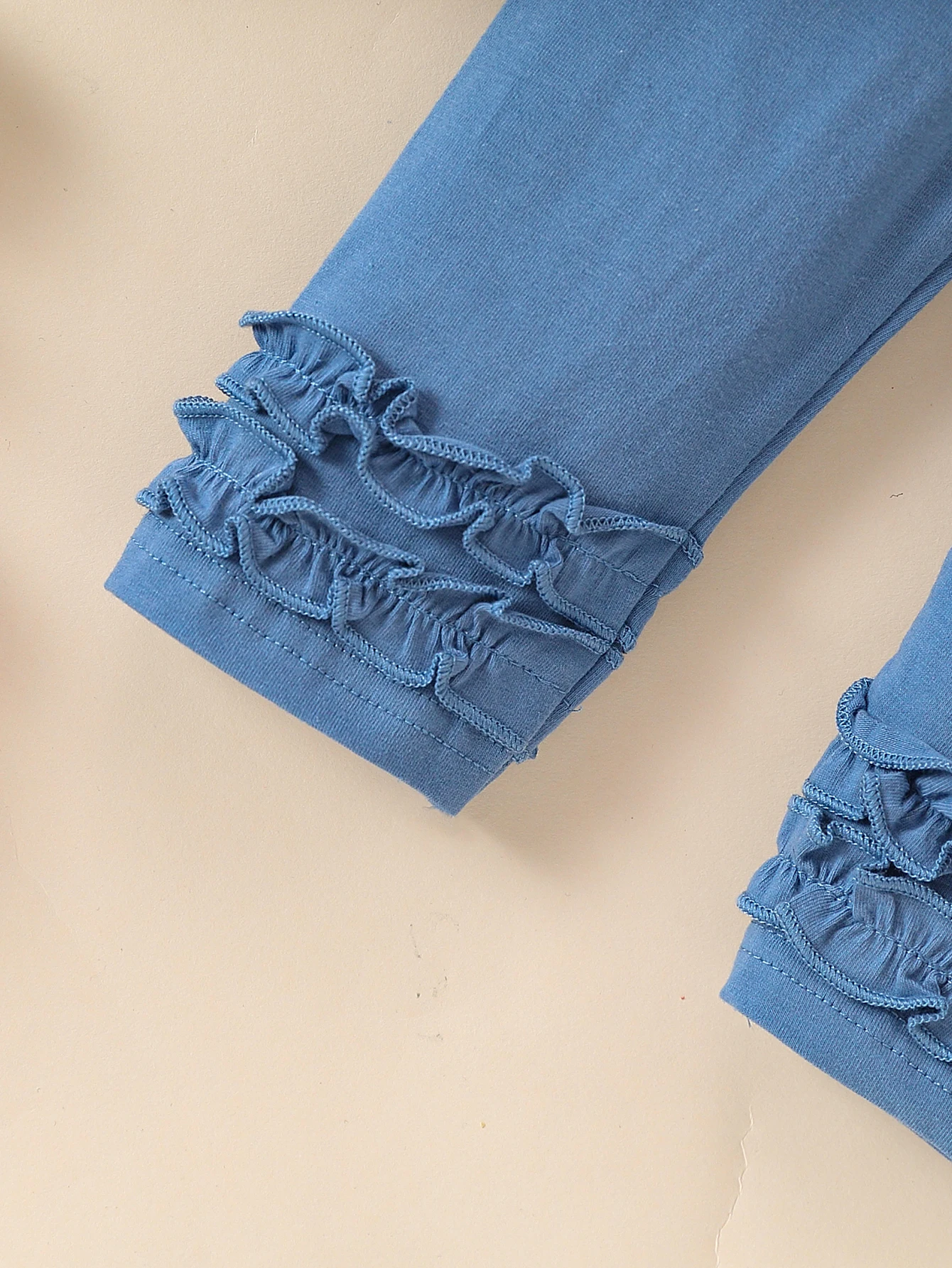 2-teiliges Sommer-Outfit-Set für Babys mit gestreiften Rüschenärmeln, Spitzenknopf-Peplum-Oberteil und Hose mit Rüschenbesatz, Freizeitkleidung für 6–18 Monate – Detail 5