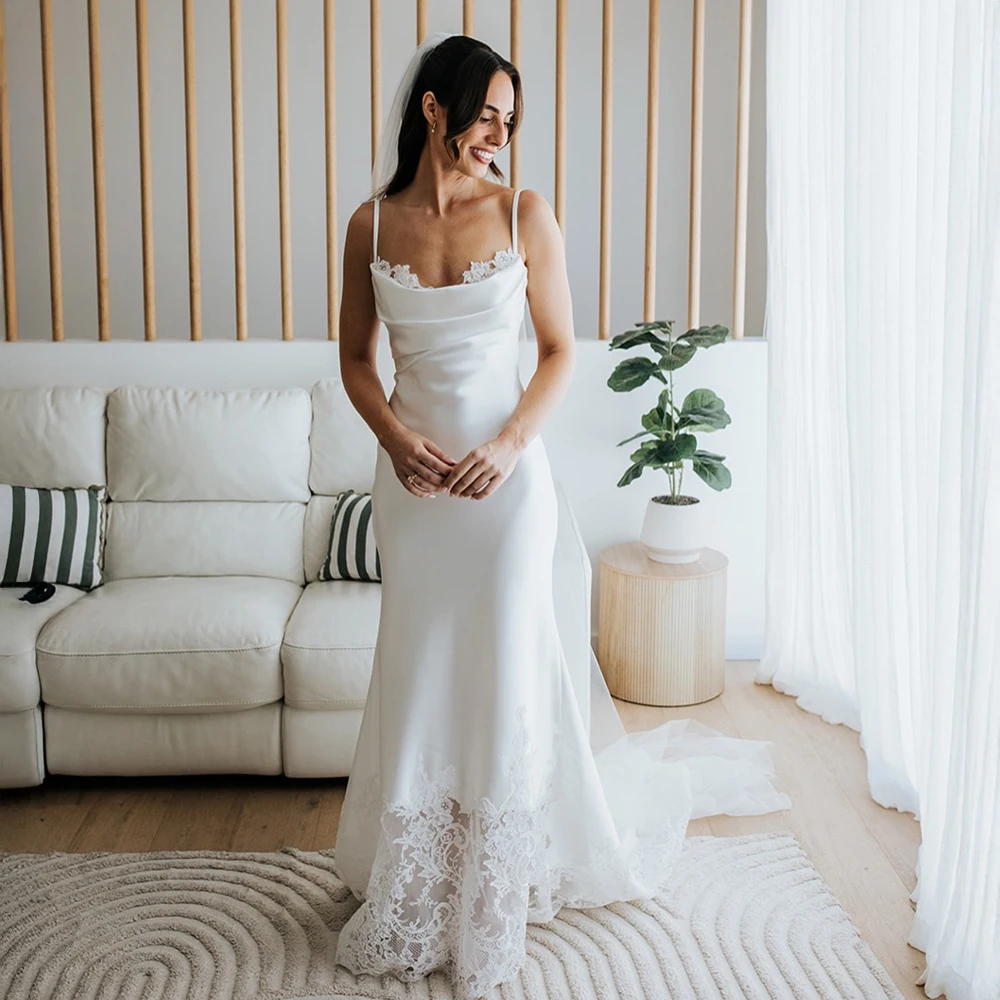 

Свадебное платье из сатина с нежной кружевной отделкой, индивидуального пошива, для невесты, приталенного силуэта, длиной в пол.