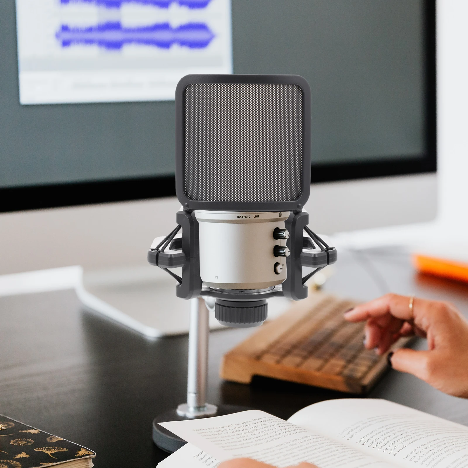 

1Pcs Black Adjustable Microphone Stand Quakeproof Shockproof Blowout Mic Holder Rack for Concert Recording Live Broadcast