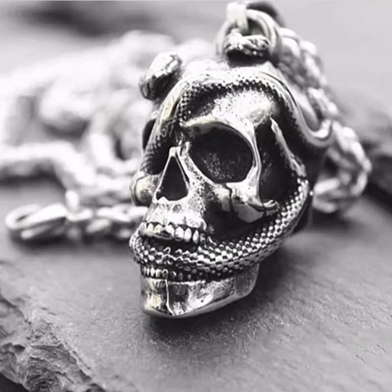 

New Arrival Cool Metal Serpentine Skull Keychain Bag Pendant Car Keychain Necklace For Man Or Woman Gift