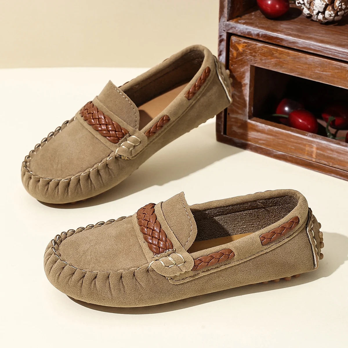2026 Spring Autumn New Fashion Stitching Design Flat Shoes for Boys and Girls Retro Solid Color Versatile Non-Slip Casual Shoes