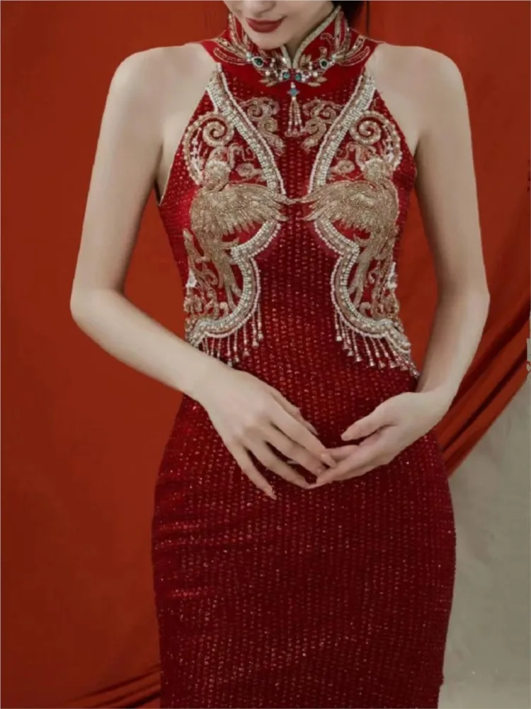 A wine-red halter-neck host's modified toasting dress with sequined fishtail beaded gowns