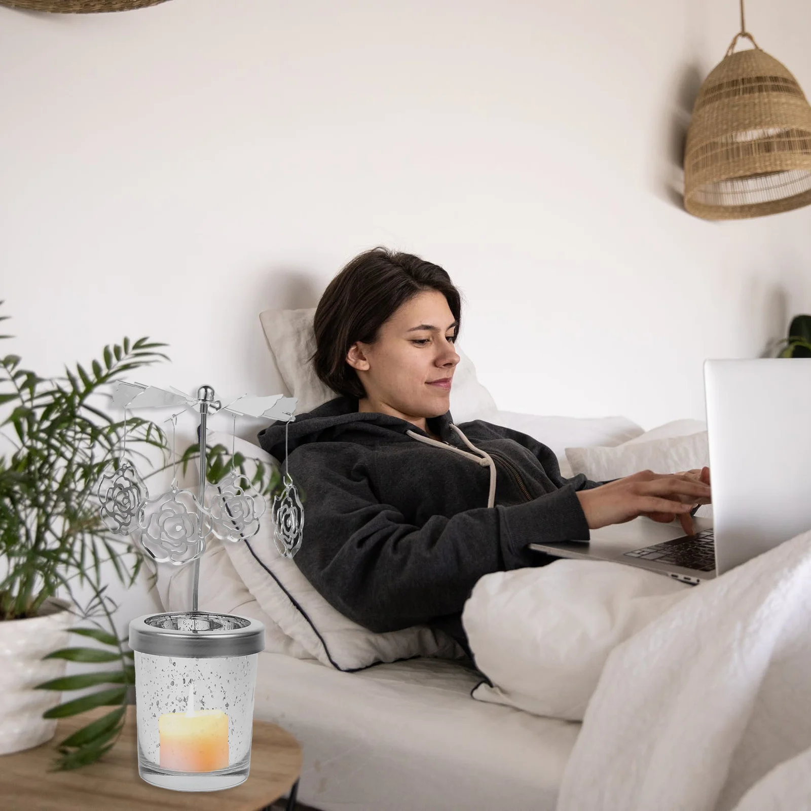 

1Pcs Elegant Rotating Holder Metal Carousel Candlestick for Bedroom Kitchen Dining Table Decor Wedding Christmas Gift