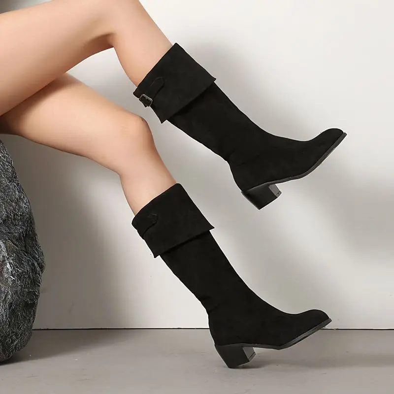 

SIMLOVEYO 2025 Зимние замшевые сапоги из флока без шнуровки с металлической наклейкой, большой размер 44 45, коричневые повседневные женские сапоги до колена, носок, блочный каблук 6 см