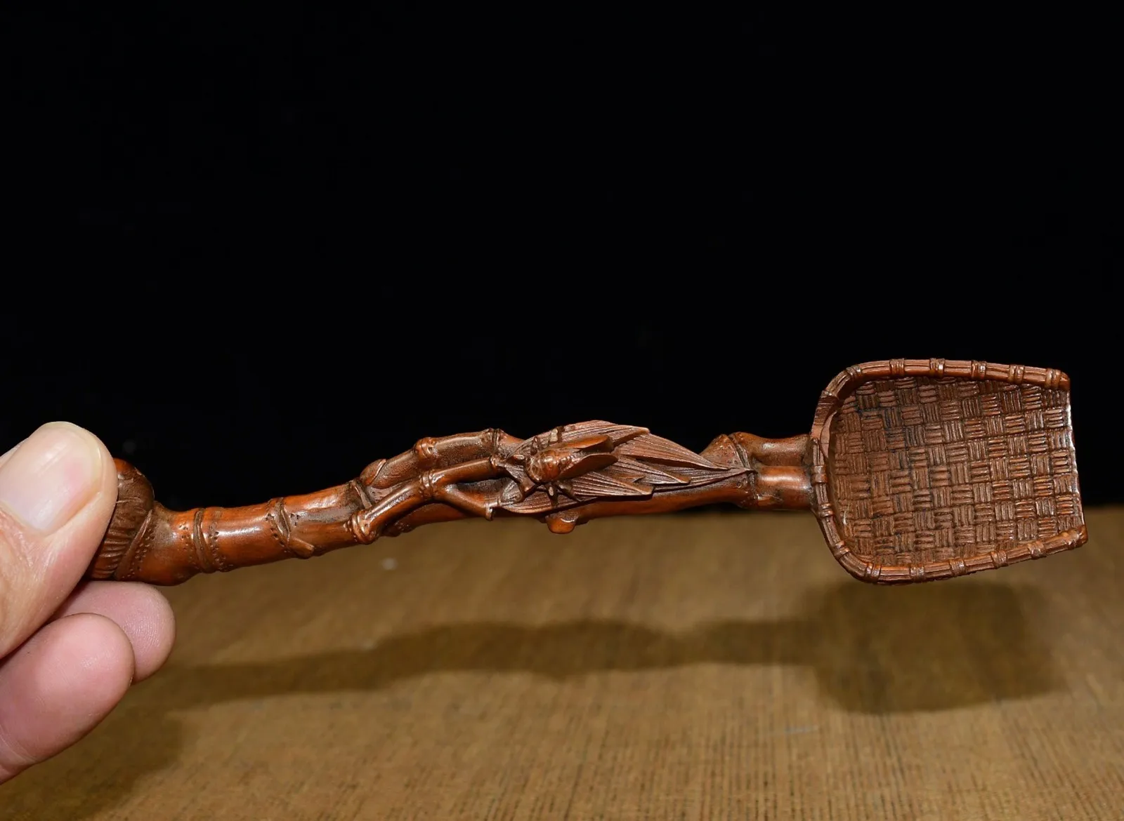 Pièce de décoration en bois sculpté à la main, cuillère à thé chinoise cigale bambou représente