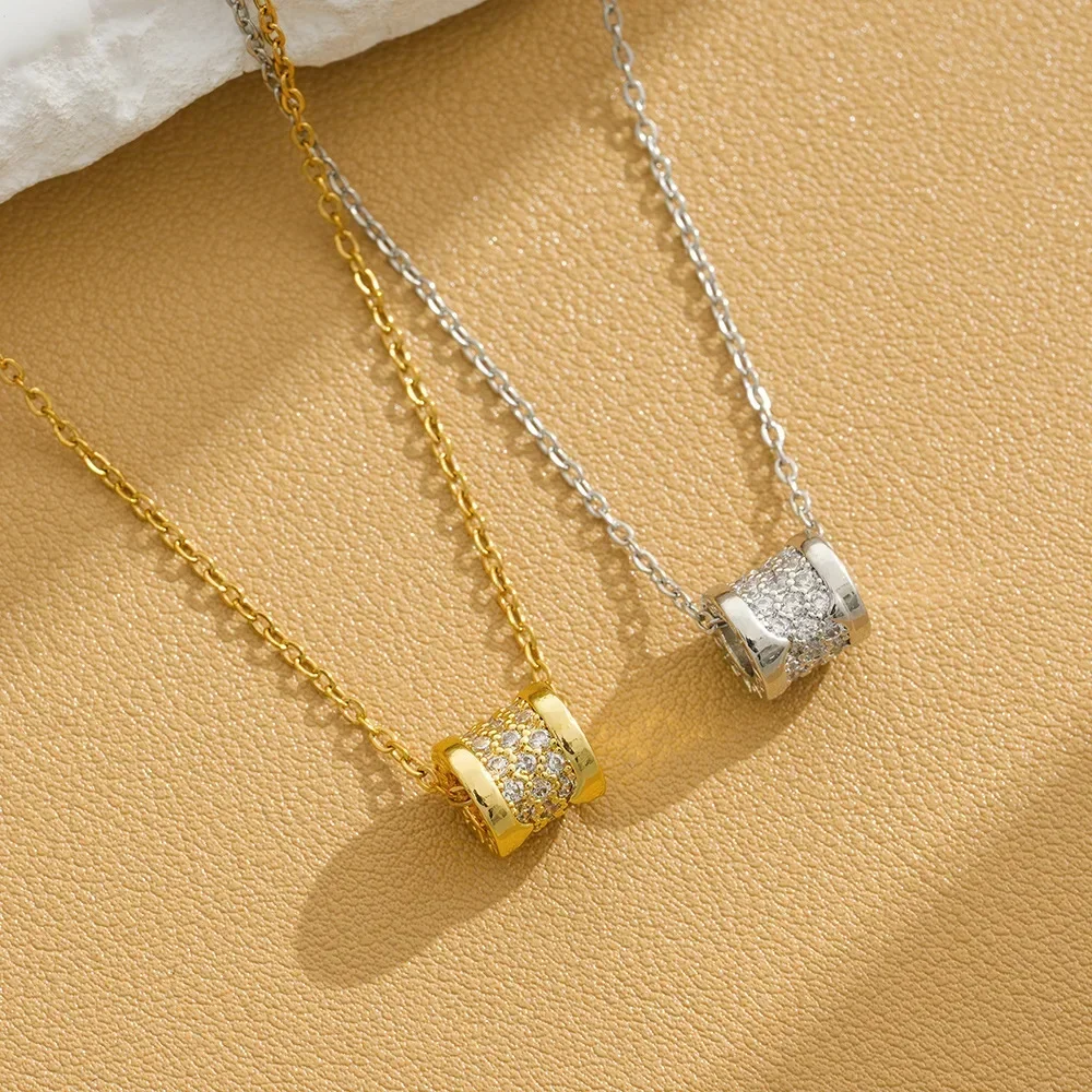 قلادة من الفولاذ المطلي بالزركون والتيتانيوم مرصعة بشكل قوي مع إحساس بالتصميم، فاخرة ومتخصصة وخفيفة الوزن.