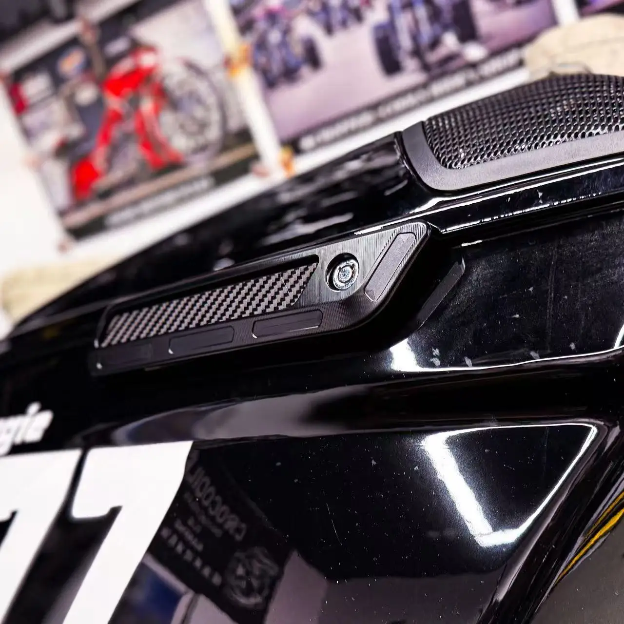 Moto Colorato di Alluminio di CNC T6061 Bisaccia Cerniera Coperture di Chiusura e Riflettore In Fibra di Carbonio per Road King Special FLHRXS 2017-2024