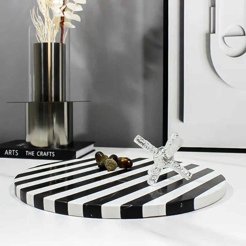 Vassoio a strisce bianche e nere in marmo artistico, decorazione per tavolino da salotto, modello di stoccaggio, sala vendite, ufficio