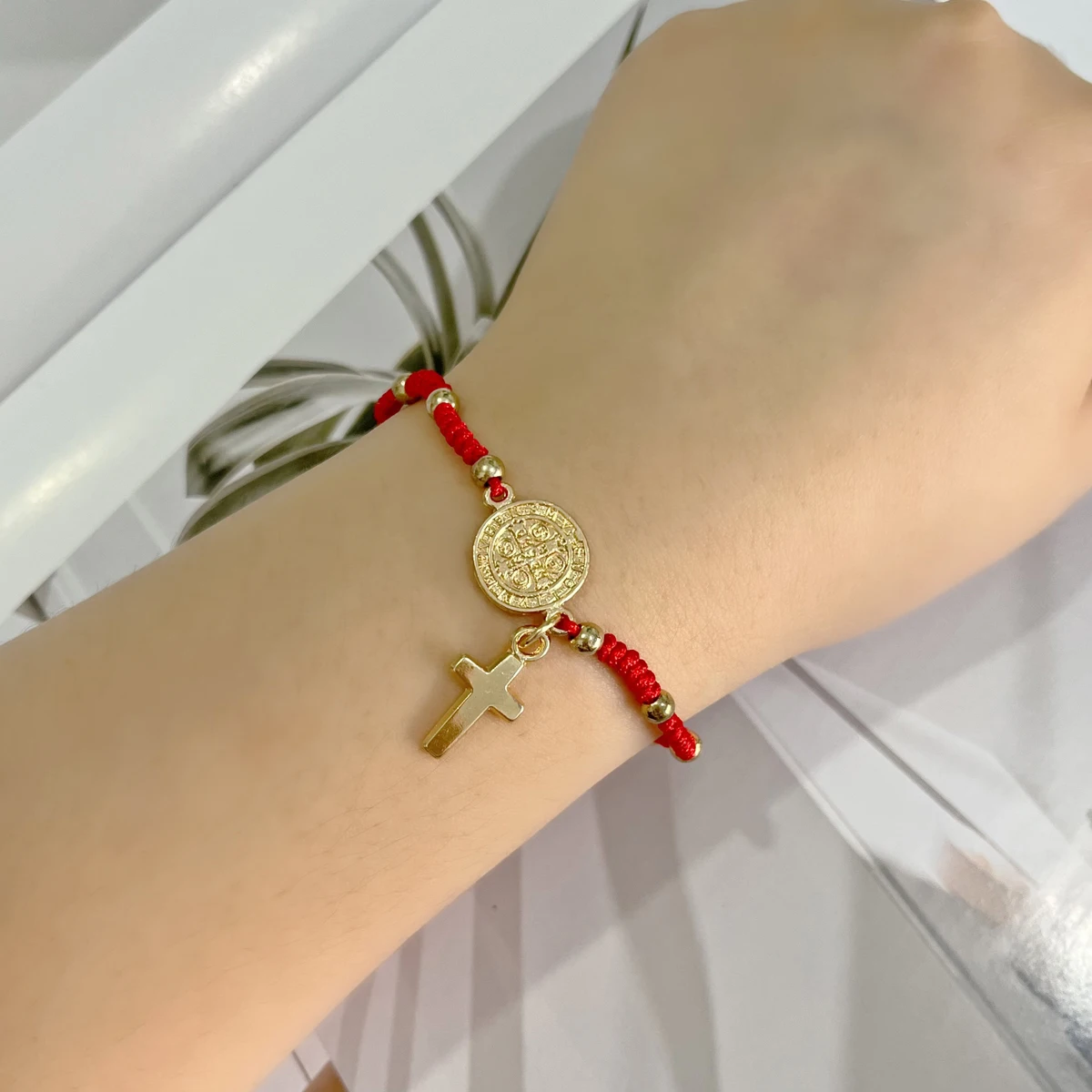 1 قطعة اليدوية سانت بنديكت و عذراء ماري ميدالية قابل للتعديل الأحمر سلسلة Pulsera سان بينيتو سحر الدين الصليب حماية مجوهرات