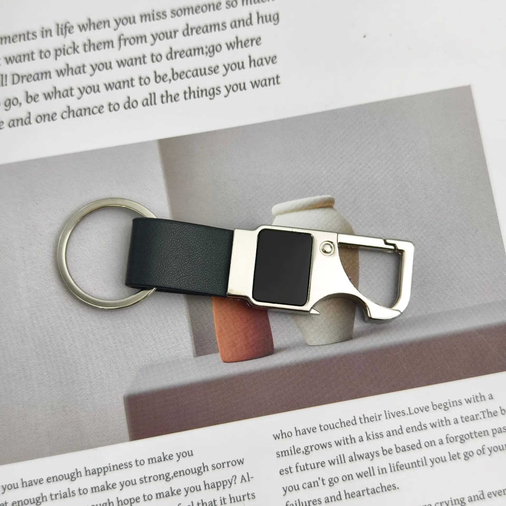 Personalisierter Metall-Schlüsselanhänger mit Lederanhänger und Aufgedrucktem Logo, Einfache Hängedekoration, Individuell Anpassbar – Detail 9