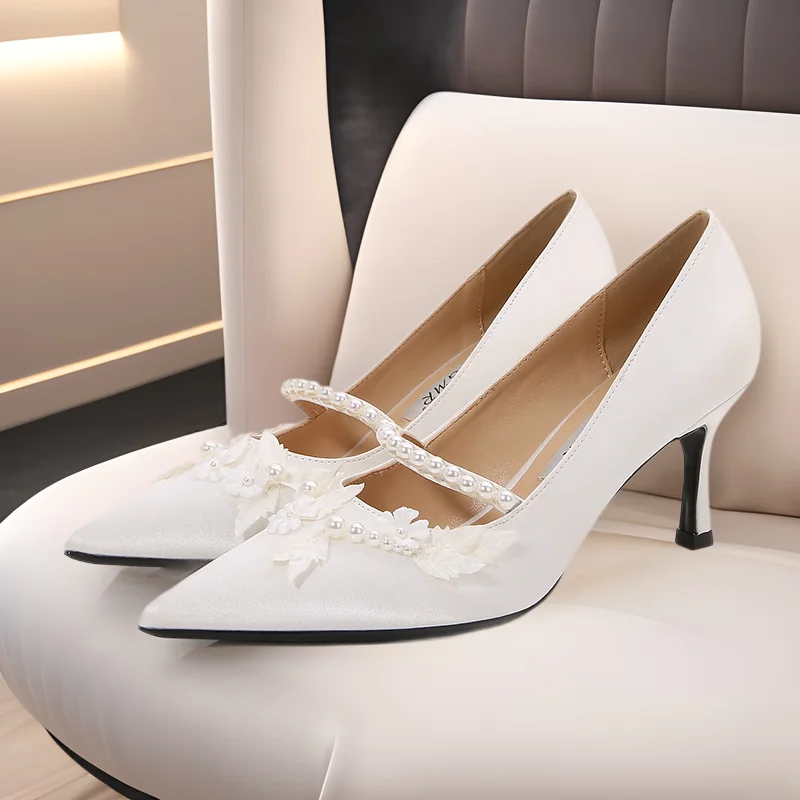 

Туфли свадебные Bloomsteps 2023 на тонком каблуке с острым носком, белые, с жемчугом, атласные, для невесты, модель Princess Sandy