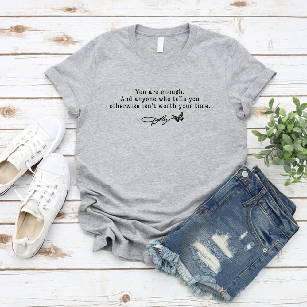 �Du bist genug“-T-Shirt, inspirierendes Zitat, T-Shirt im Dolly-Stil, Damen-T-Shirt mit kurzen Ärmeln, grafisches T-Shirt, T-Shirt für Country-Musik-Liebhaber. – Detail 11