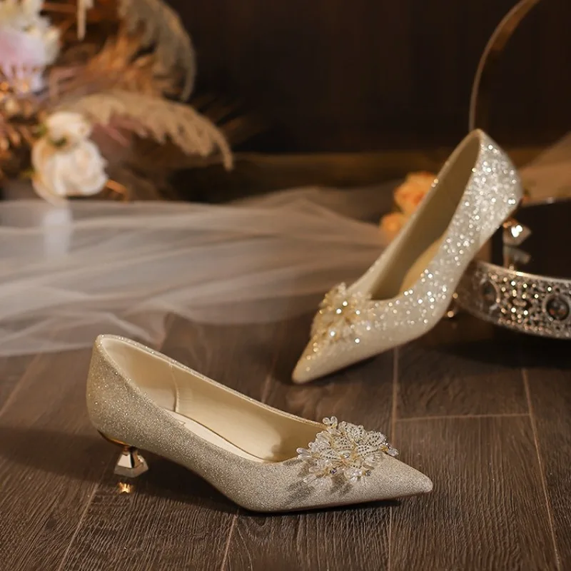 

Новые осенние нескользящие туфли без шнуровки на шпильке с острым носком и стразами, туфли на низком каблуке с цветочным принтом