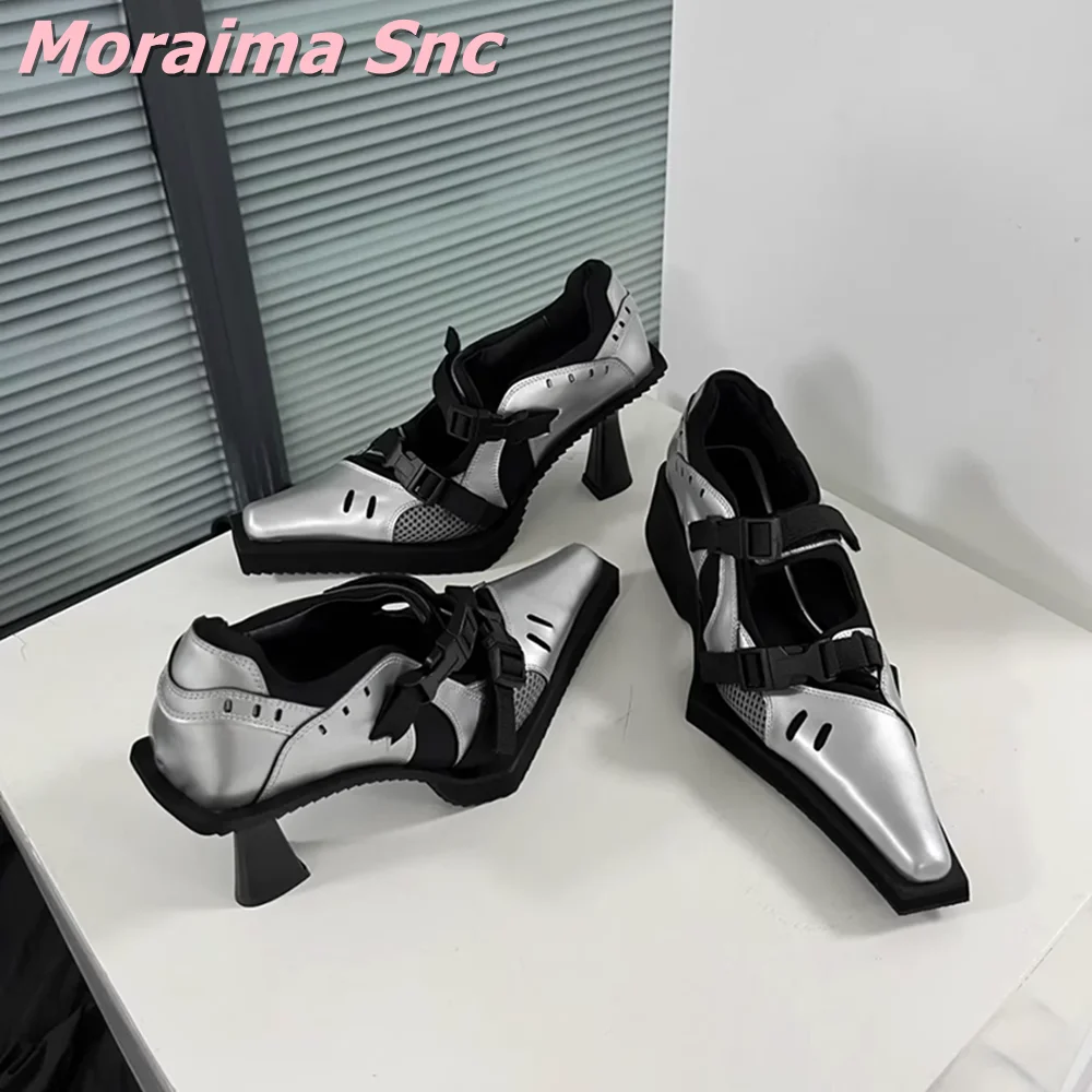 فريد حزام مشبك المرقعة مضخات الضحلة سبايك الكعوب أشار تو الانزلاق على نعل سميك موضة أحذية نسائية صيف 2026 الفضة