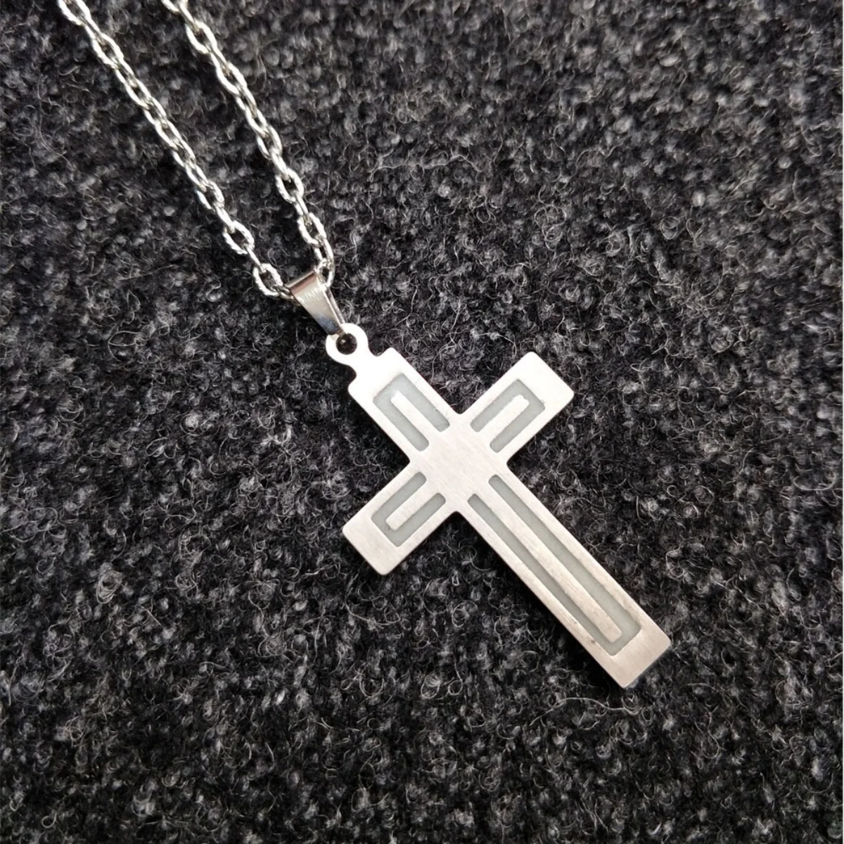 Einfache leuchtende Kreuz-Anhänger-Halskette für Damen und Herren, Edelstahl, leuchtet im Dunkeln, religiöses Kreuz-Halsband, Gothic-Party-Schmuck