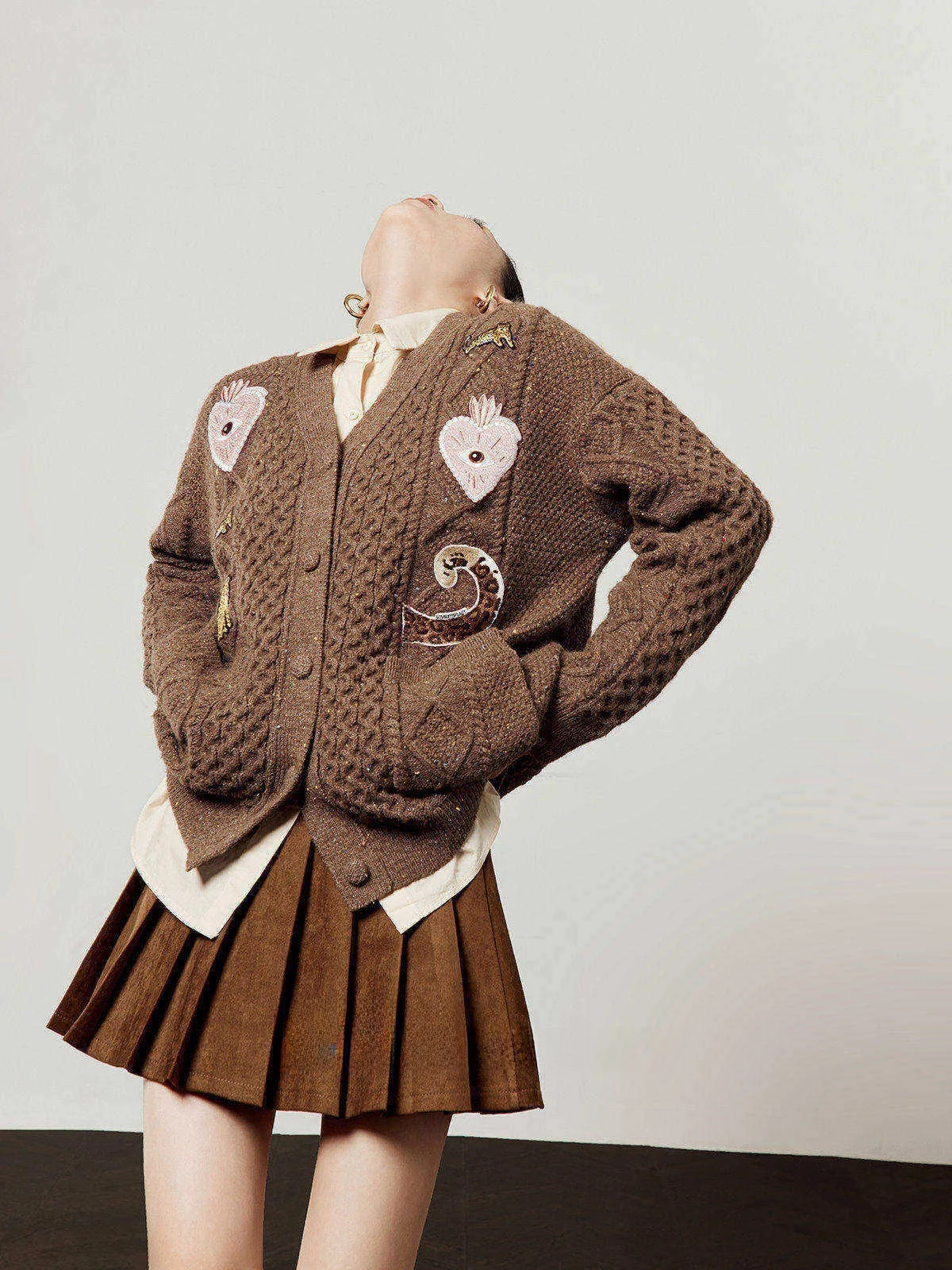 

Женский вязаный свитер Cé Brown, весна 2026, новинка, с мультяшной вышивкой, повседневный, свободный крой, V-образный вырез, длинный рукав, теплая верхняя одежда