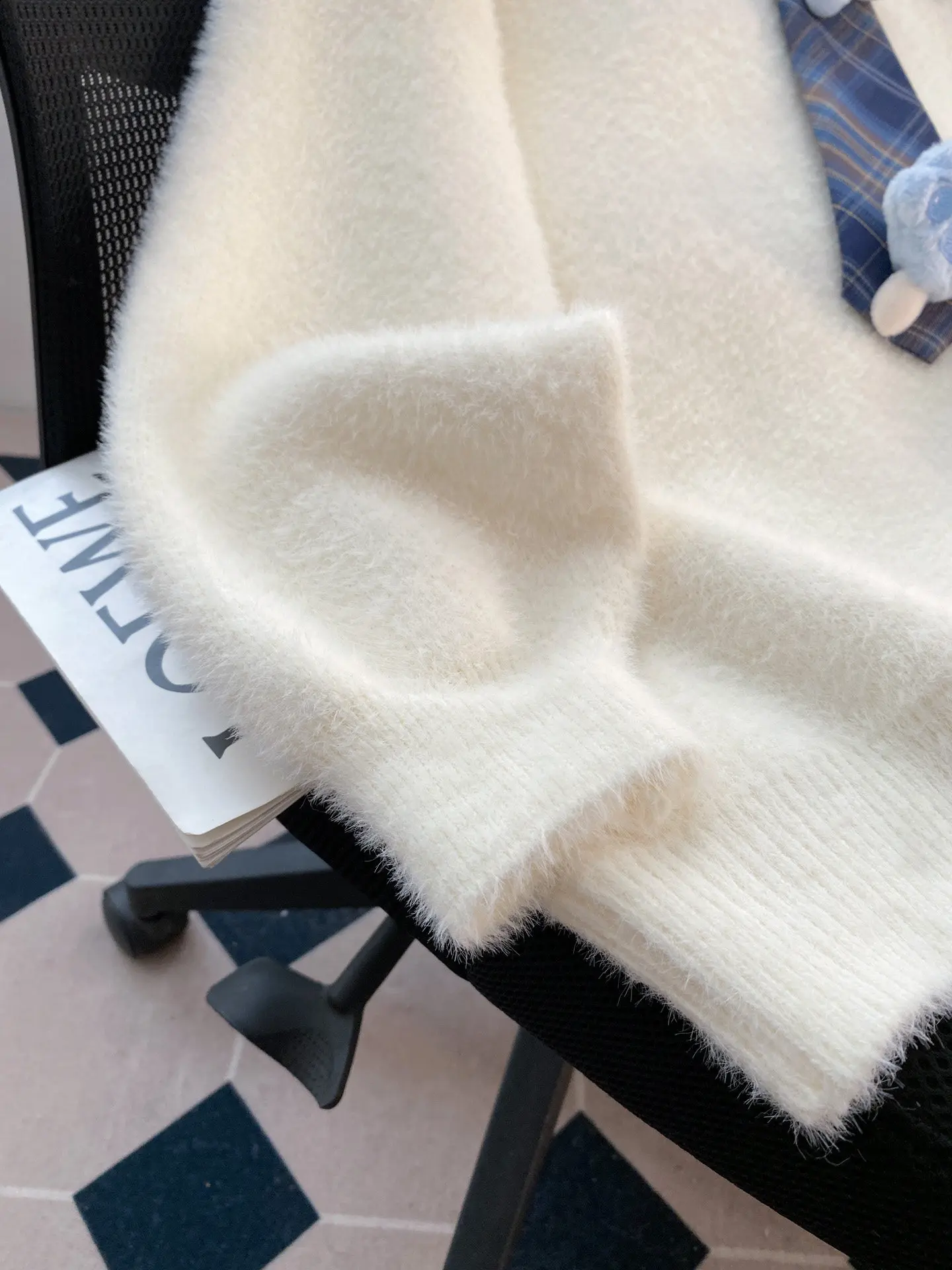 2026 스위트 컬리지 스타일 스웨터 여성용 가을/겨울 신상 풀오버 루즈핏 편안한 에이지리스 귀여운 플러피 브이넥 탑